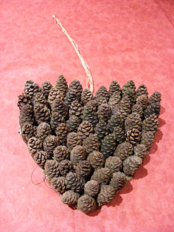 Coeur en pommes de pin
