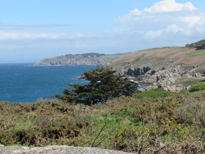 Bretagne : « Une maison sur un caillou »… Un chantier extraordinaire pour  sauver le phare hanté