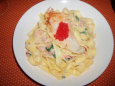 Tagliatelles aux crevettes, saumon et pinards