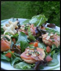 Blinis Feuillets au Saumon Fum sur Lit de Mesclun