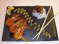 Brochettes de Gambas  la Citronnelle accompagnes de Vermicelles aux Champignons Noirs