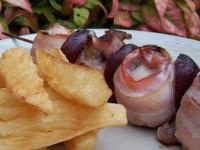 Brochettes de Lapin aux Quetsches et Frites de Manioc