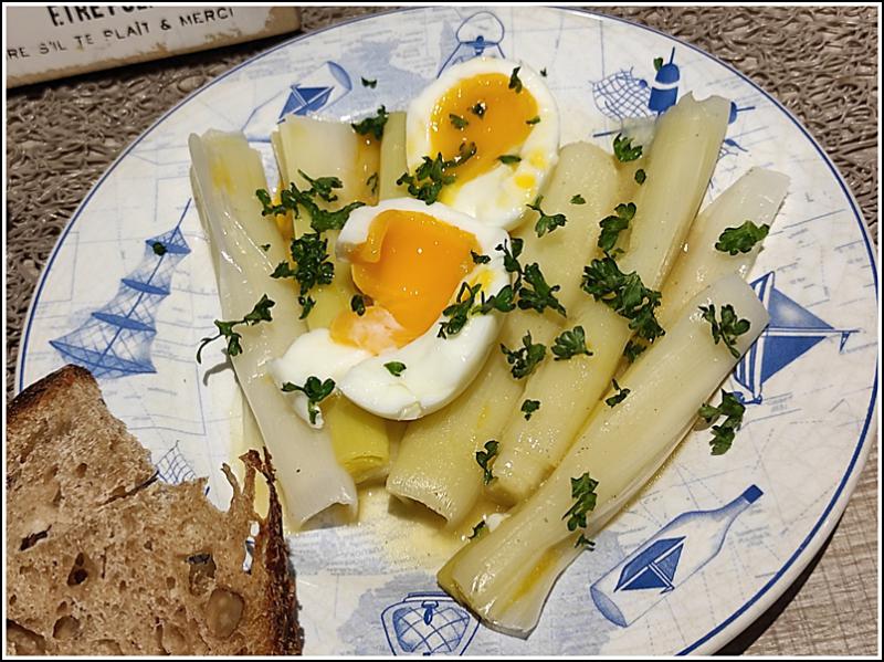 Poireaux  la vinaigrette et oeufs mollets