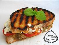 Sandwichs Grills  la Chair d\'Aubergine Aille, Tomate, Feta et Basilic 