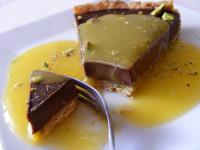 Tarte au Chocolat Epic et Pistache et son Coulis de Mangue Anis