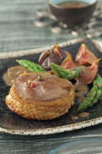 Tournedos de Canard, Sauce  la Figue et Asperges Vertes