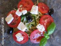 Salade de tomates, courgettes, feta et basilic