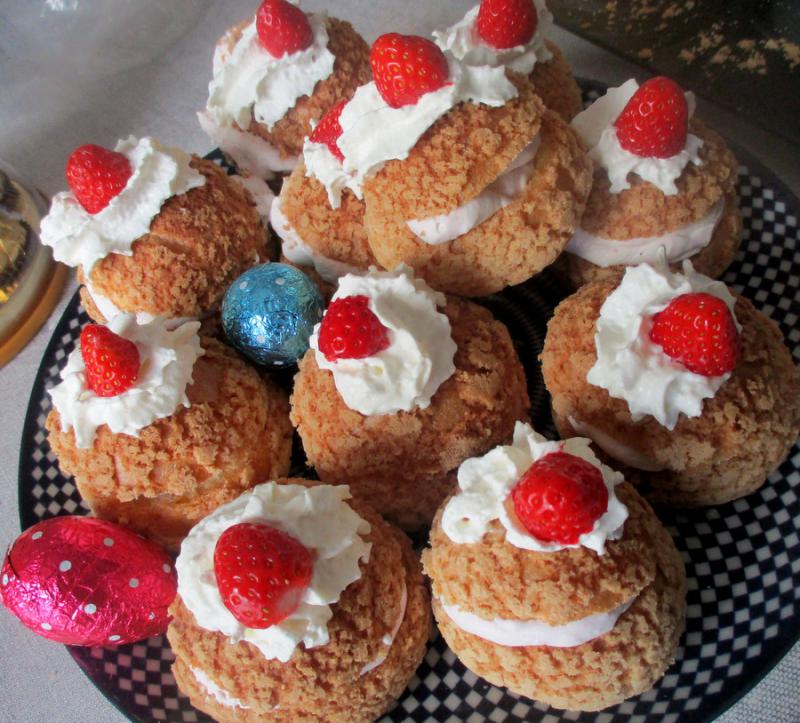 Choux  la mousse de fraises.