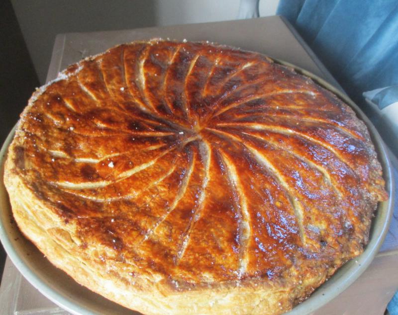 Galette au chocolat, poires et noix.