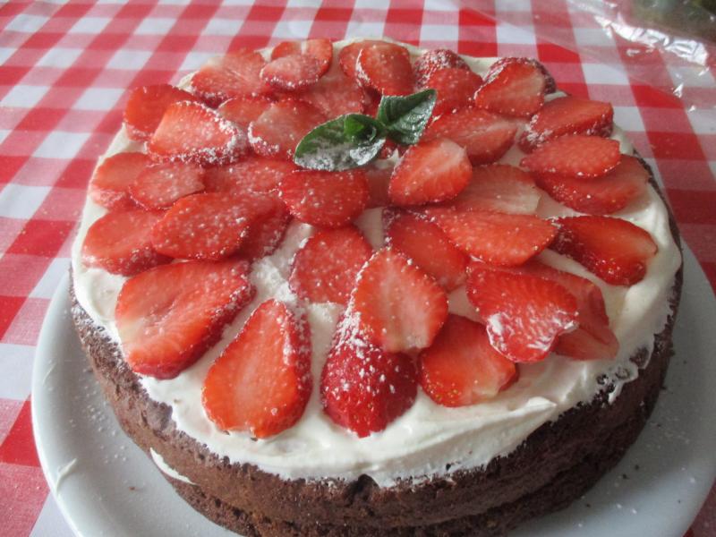 Gteau au chocolat fourr fraises et chantilly.