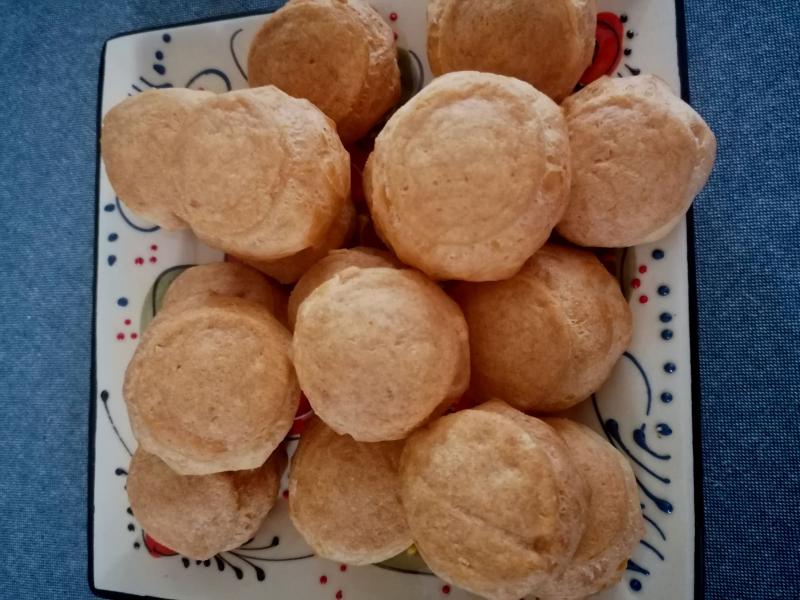 Petits choux sals au comt et son craquelin au parmesan. 