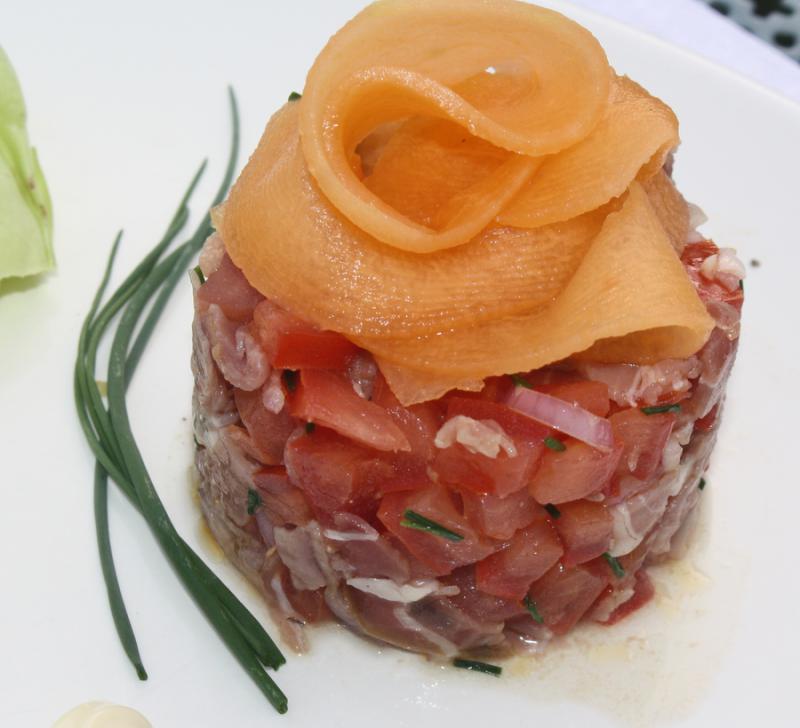 Tartare jambon, melon et tomates.