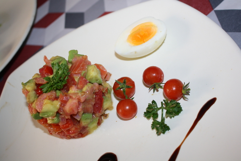 Tartare tomates, avocat et saumon fum.