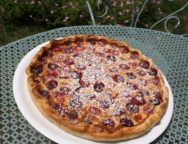 Tarte au flan et cerises.