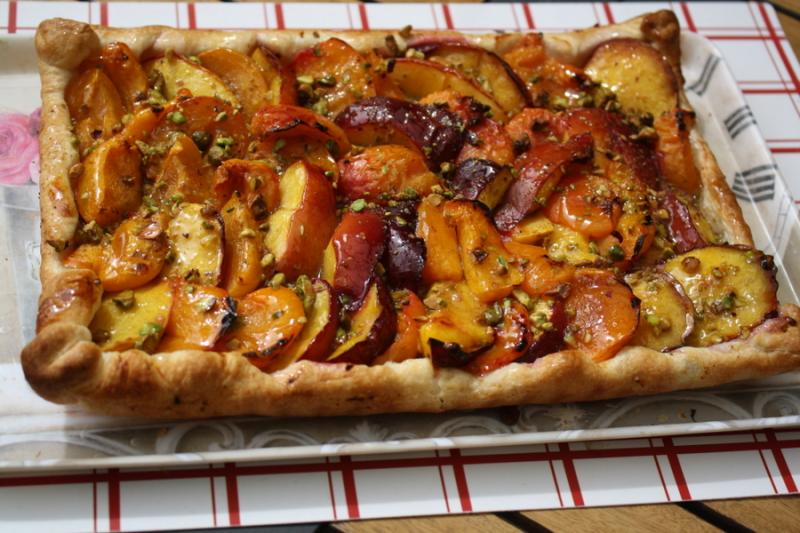 Tarte aux fruits jaunes, pistache et vanille.