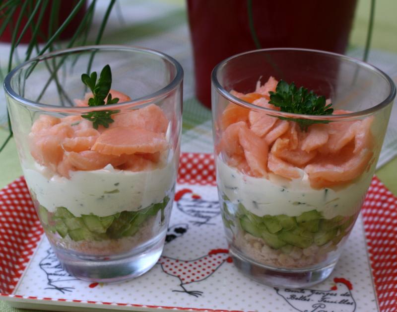 Verrine de saumon au fromage frais et concombre.