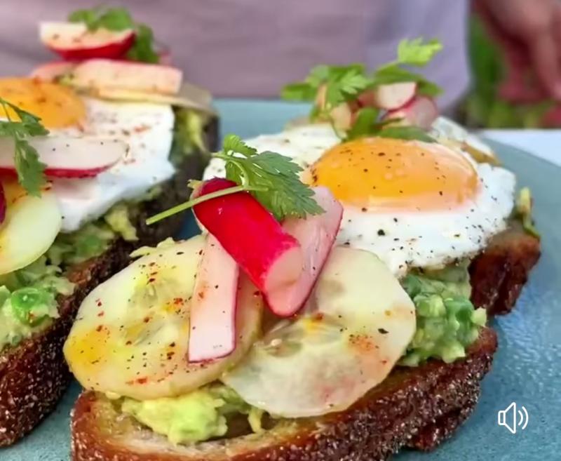 Avocado toast et concombre uf au plat 