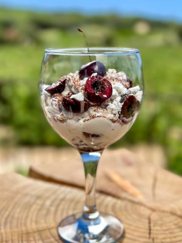 Eton mess, chantilly et meringue aux cerises et chocolat 