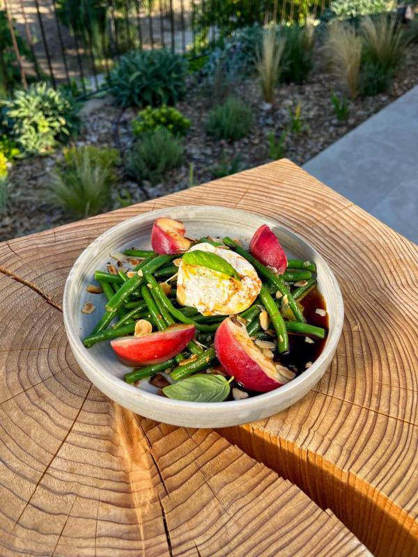 Salade de haricots verts, burrata et pches 