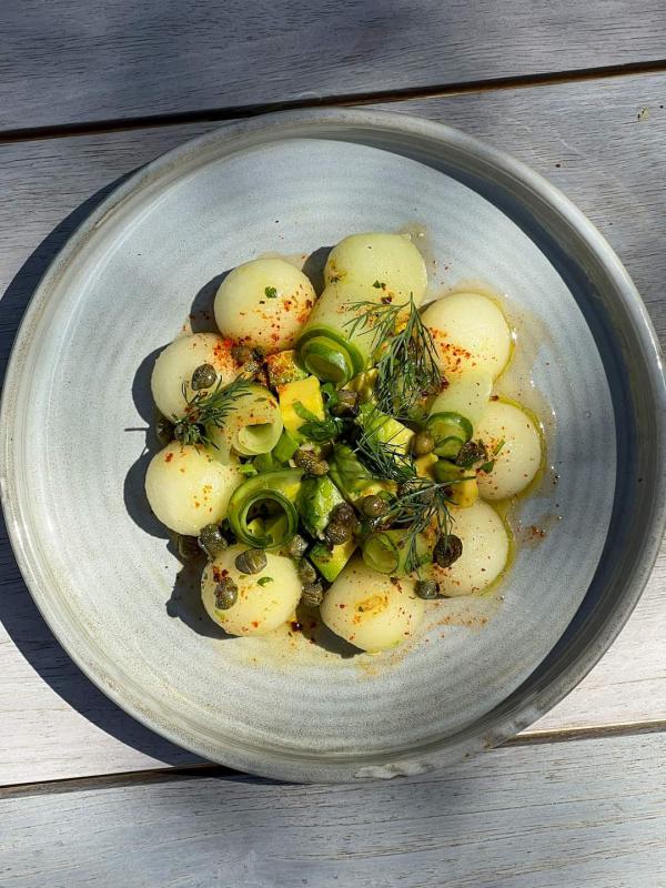 Salade de melon d\'eau et avocat, vinaigrette aux cpres 