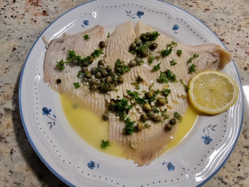 Ailes de raie poch�e sauce aux c�pres