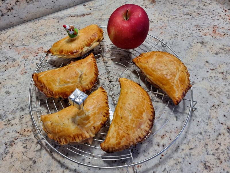 CHAUSSONS AUX DEUX POMMES et CANNELLE