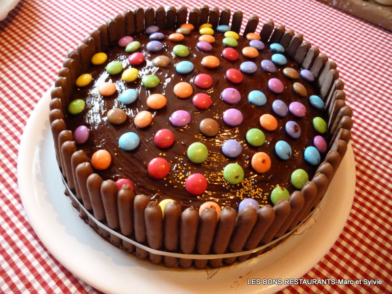 GTEAU D\'ANNIVERSAIRE CHOCOLAT SMARTIES et FINGERS