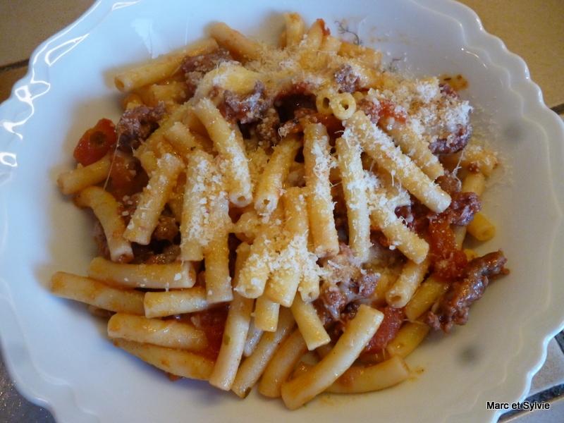 MACARONI AU RAGOT  LA TOMATE MOZZARELLA de Cyril Lignac