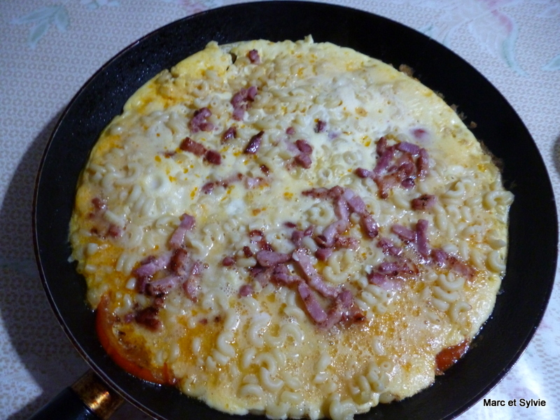 OMELETTE AUX LARDONS COQUILLETTES TOMATES ET PARMESAN