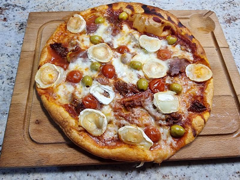 Pizza jambon de pays et deux fromages