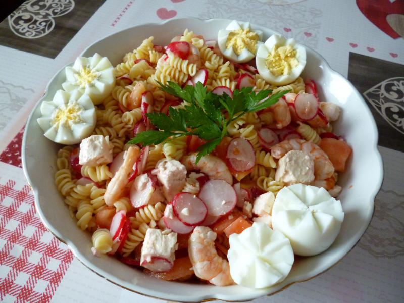 Salade de p�tes radis crevettes tomates et salakis