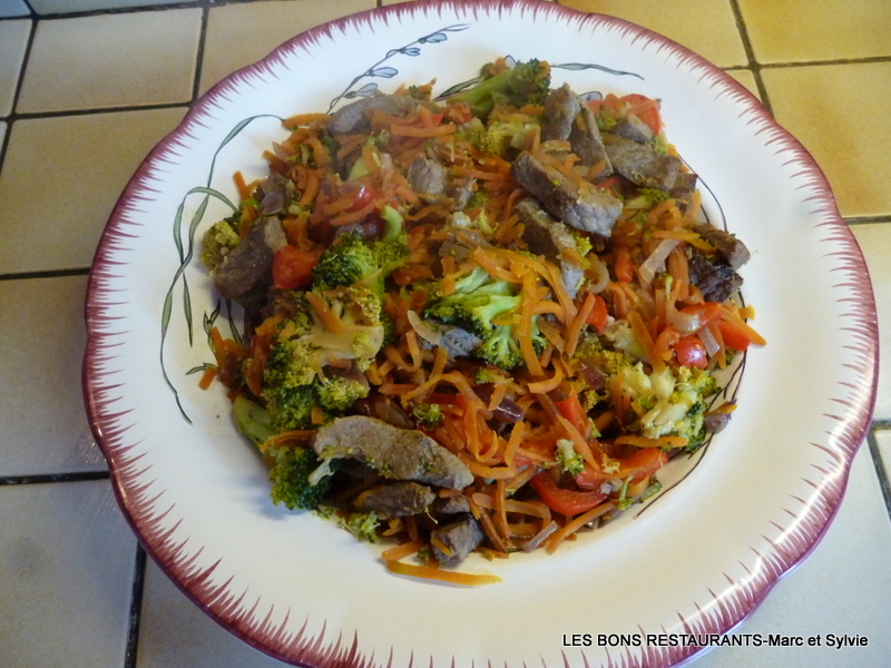 WOK DE BOEUF AU BROCOLI CAROTTES ET OIGNON ROUGE