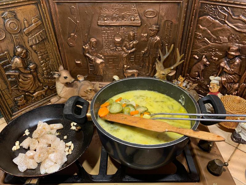 Soupe aux lgumes et cornichons et noix de saint Jacques 