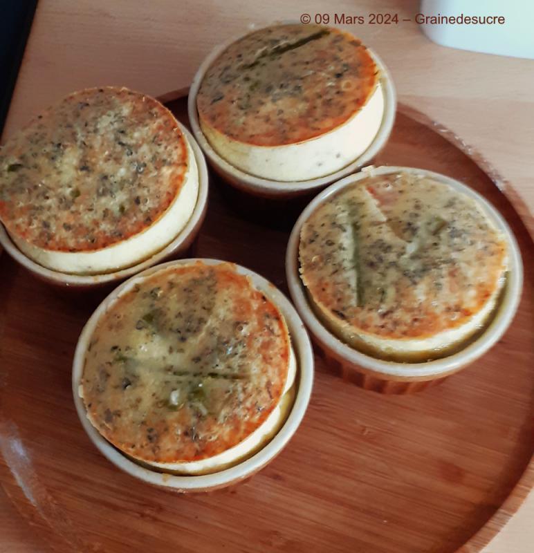 mini clafoutis aux asperges vertes et une tomate