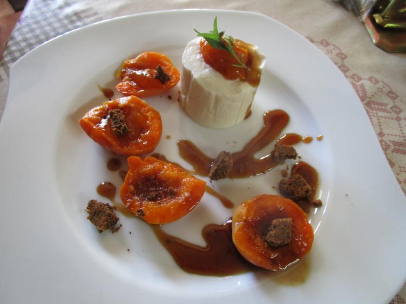 MOUSSE DE CHEVRE FRAIS,ABRICOTS CONFITS A LA VERVEINE