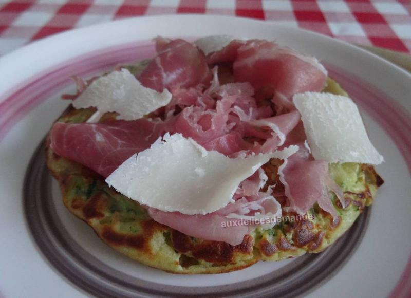 Blinis  la courgette et parmesan, garni au jambon de Parme