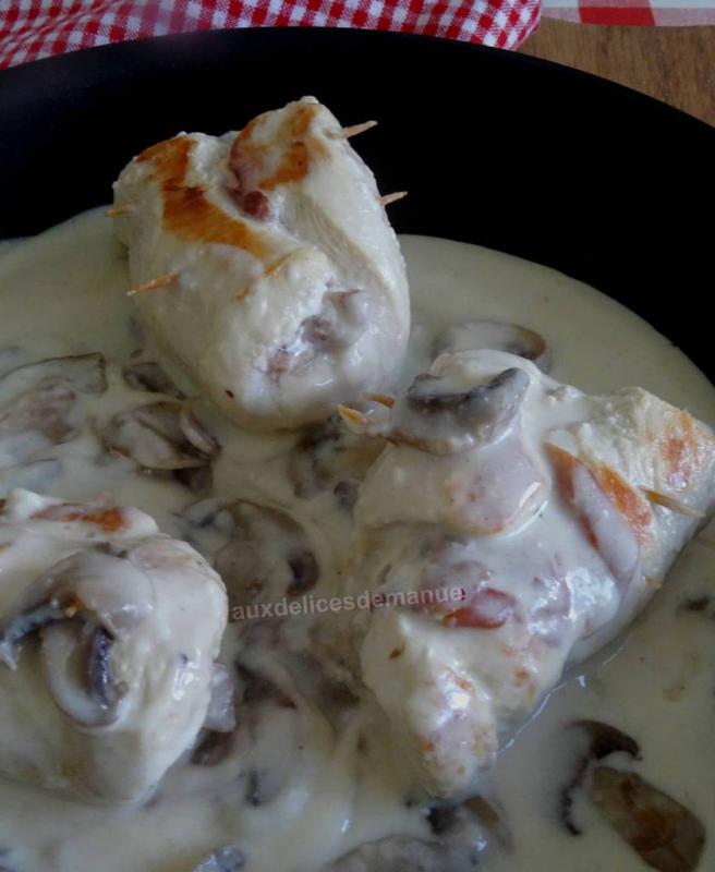 Rouls de poulet au fromage et jambon de Parme, sauce crmeuse aux champignons