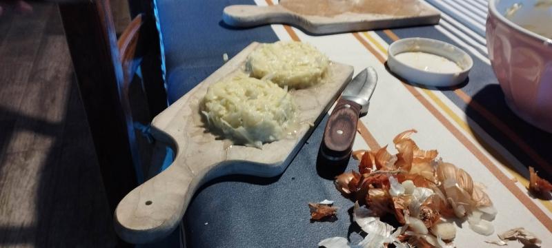 Paillassons de courgettes, pommes de terre du jardin.
