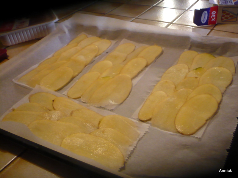 Saumon au four garni de pommes de terre.