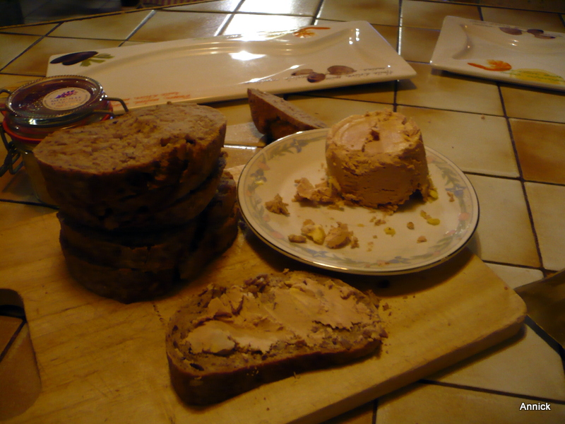 Tostes de foie gras et jambon Ibrique, oignons confits