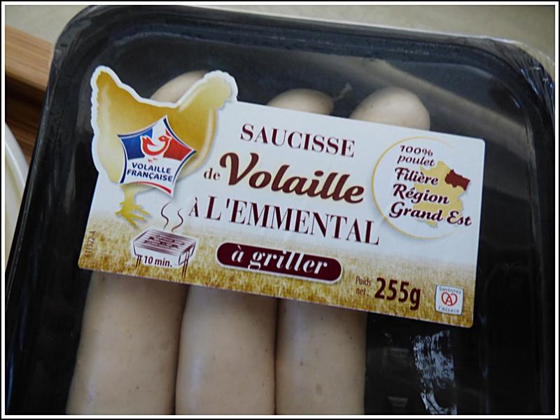 Saucisses de volaille  l\'emmental et pommes de terre rties  la planche