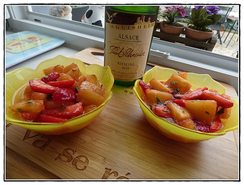 Fraises et ananas au vin blanc et menthe