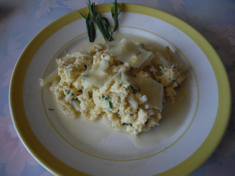 Oeufs Brouills aux Asperges et aux Fines Herbes