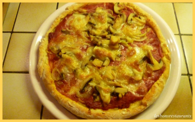 Pizza aux champignons et mozzarella