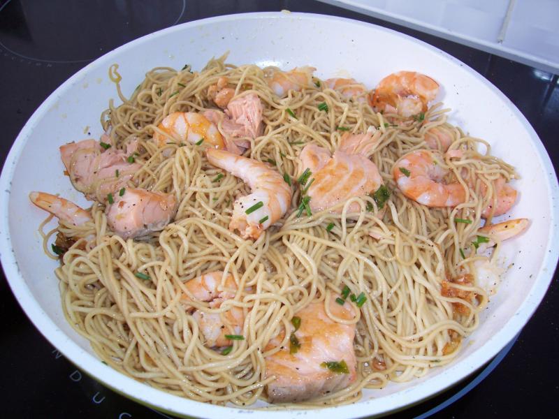 Pole de Nouilles Chinoises au Saumon et Crevettes