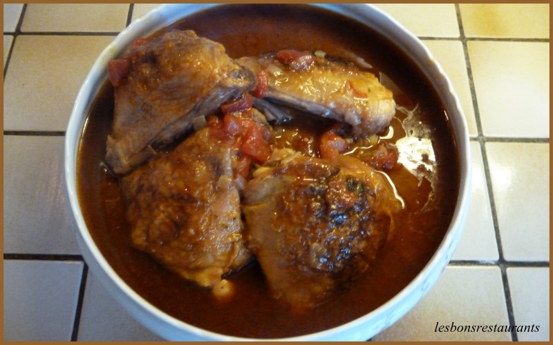 Poulet aux tomates, champignons et vin blanc