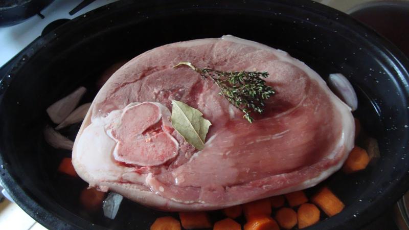 Rouelle de porc au vin blanc, carottes et pommes de terre