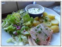 Salade de pommes de terre et filets de truite au fromage blanc