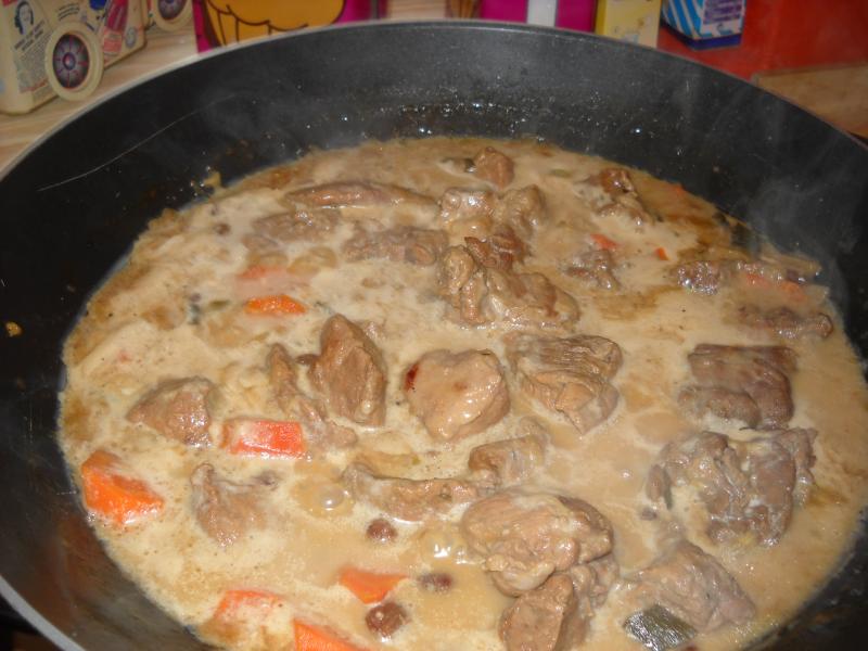 Saut de veau aux raisins secs et lait de coco