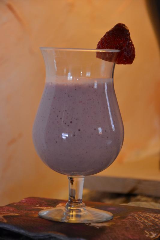 Smoothie aux fraises, bananes, kiwis et lait de coco